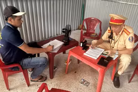 Gia Lai: Xử phạt tài xế sử dụng điện thoại khi lái xe, dùng thẻ nhận dạng của người khác