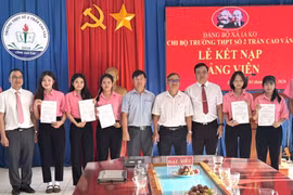 Lễ kết nạp đảng viên cho 7 học sinh ưu tú.